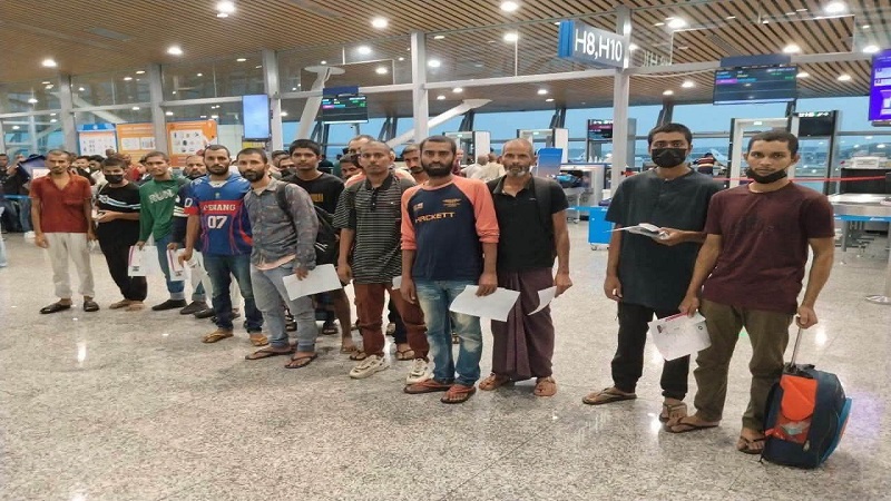 মালয়েশিয়ার ডিটেনশন সেন্টারে অমানবিক দুর্দশা: নিঃস্ব অবস্থায় ফিরছেন প্রবাসী শ্রমিকরা